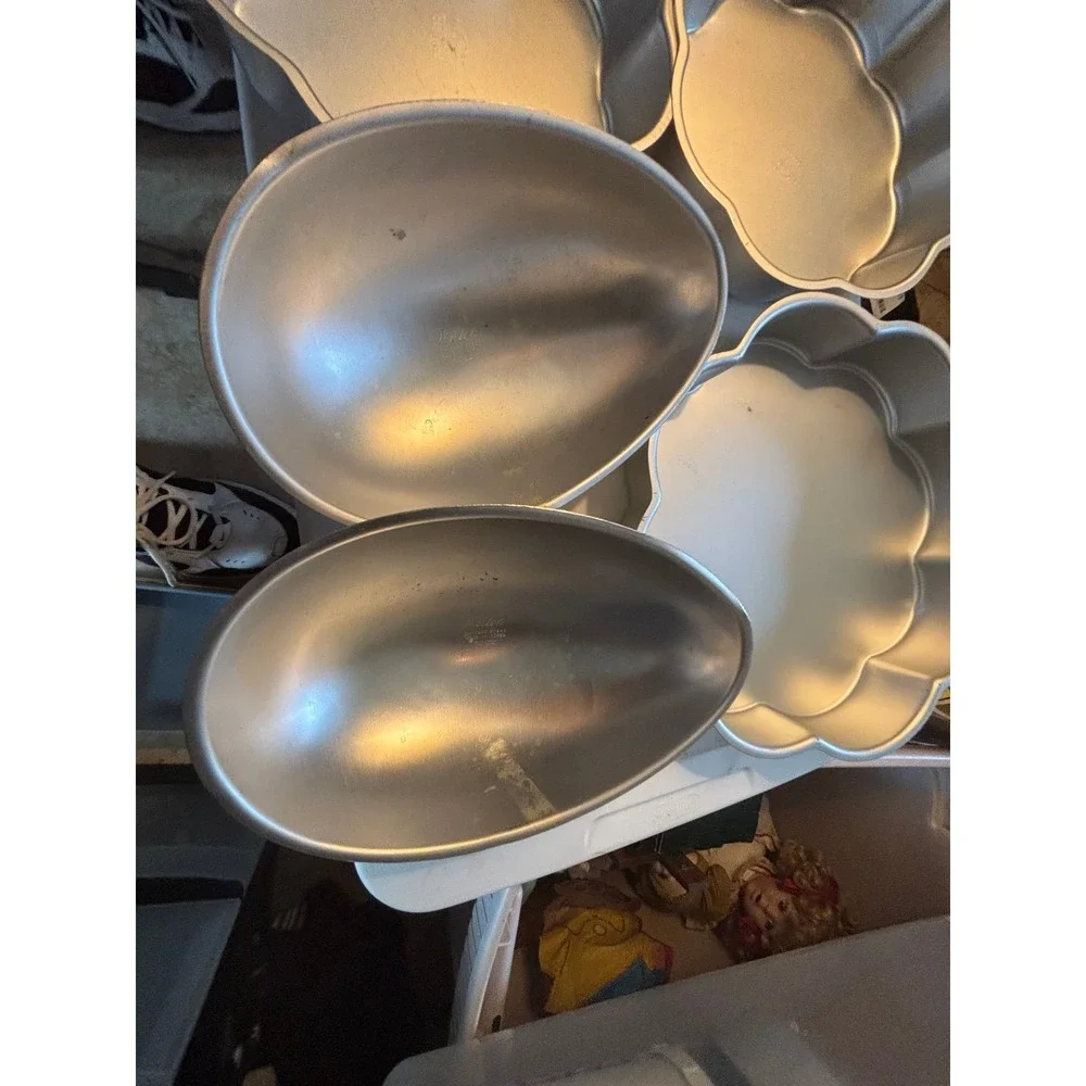 Lot Of 8 Vintage Wilton cake pans Great Condition.  Easter Eggs, Daisy flowers,
